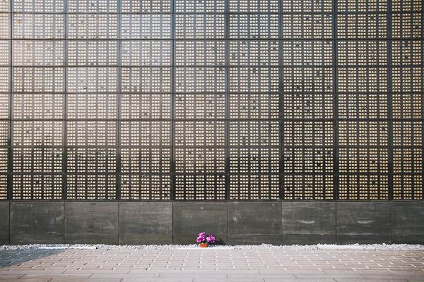  唐山地震遗址公园的遇难者名字纪念墙