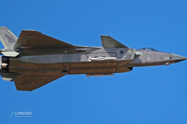 歼-20威龙战斗机实力不凡,通过机腹大型弹仓和机身侧面的弹仓可以实现