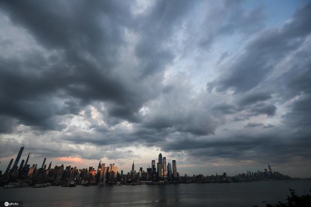 黑云压城城欲摧 纽约曼哈顿天空乌云密布