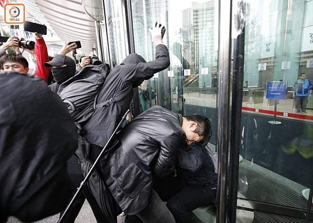  1月19日，有黑衣人以木棍、砖头等武器围殴袭击便衣警员。港媒东网 图