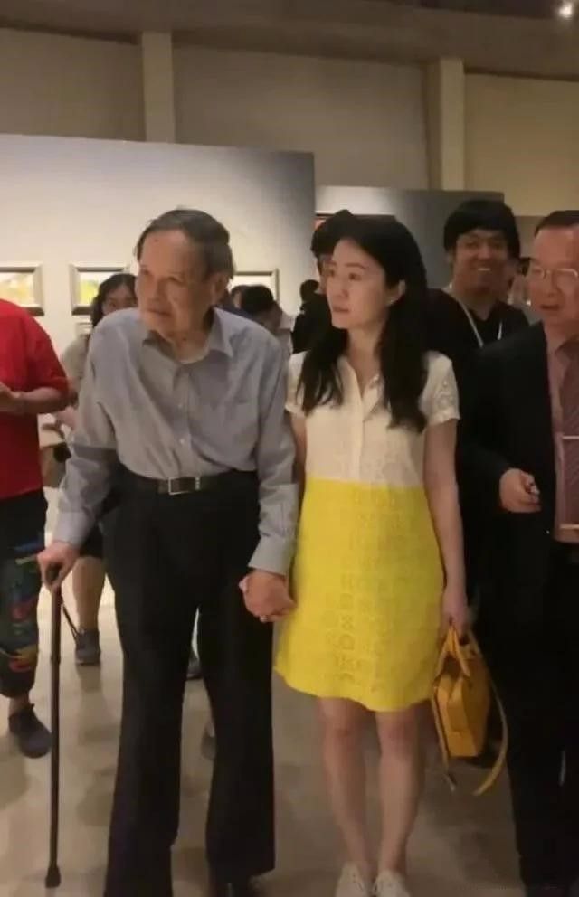 杨振宁牵手翁帆看画展43岁素颜还挺清纯打扮知性很优雅