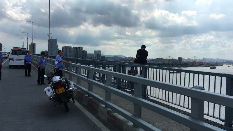 最新一男子在外海大桥跳桥具体情况是
