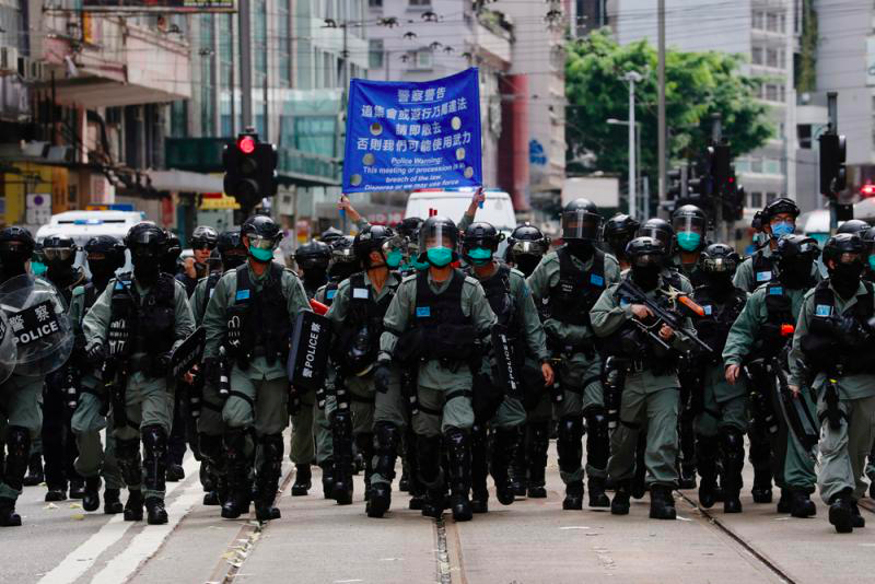7月1日,香港警察驱散未经照准参与集会的示威者。
