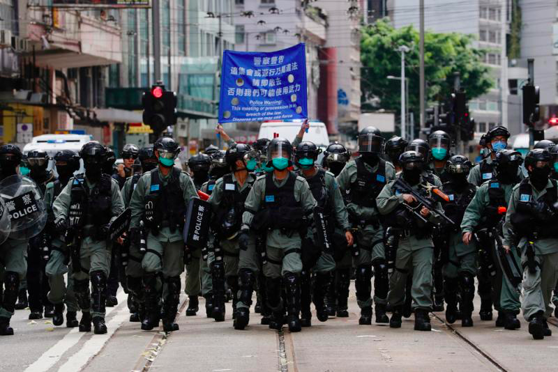 7月1日，香港警察驱散未经批准参与集会的示威者。