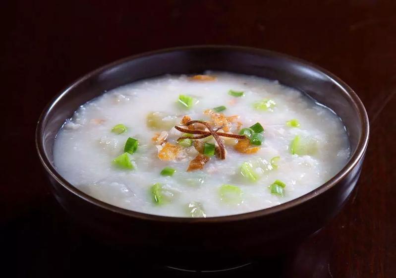 鱼片粥,鱼骨粥,鱼头粥,柴鱼花生粥……都少不了鱼.
