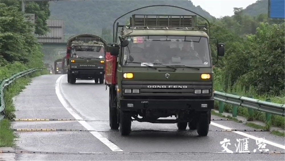 数百名官兵从江苏出发驰援九江