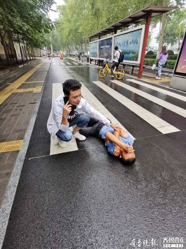 情报站|暖心!济南历山路一骑车老人摔倒,幸遇白衣男子相助