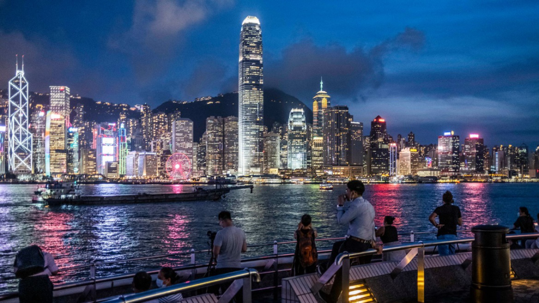 香港蓬勃夜景,某些西方国家做出了分别水平的准许,从以前经验望,鼓励当地企业雇佣香港侨民。”</p>
<p cms-style=