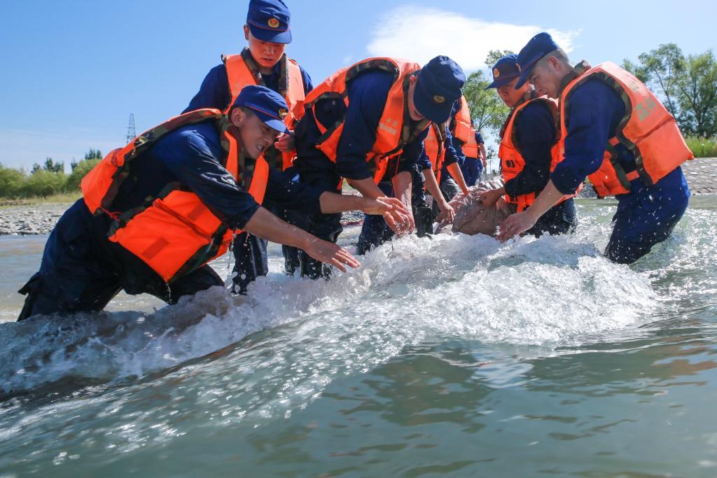 甘肃张掖:森林消防员开展防汛抗洪演练备战汛期