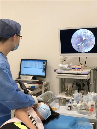 掏耳屎是个技术活，在家乱掏的后果和他一样休闲区蓝鸢梦想 - Www.slyday.coM