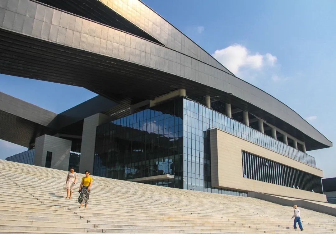 大剧院内景▲大剧院局部景观▲▲大剧院和群众艺术馆外景"三馆一院"