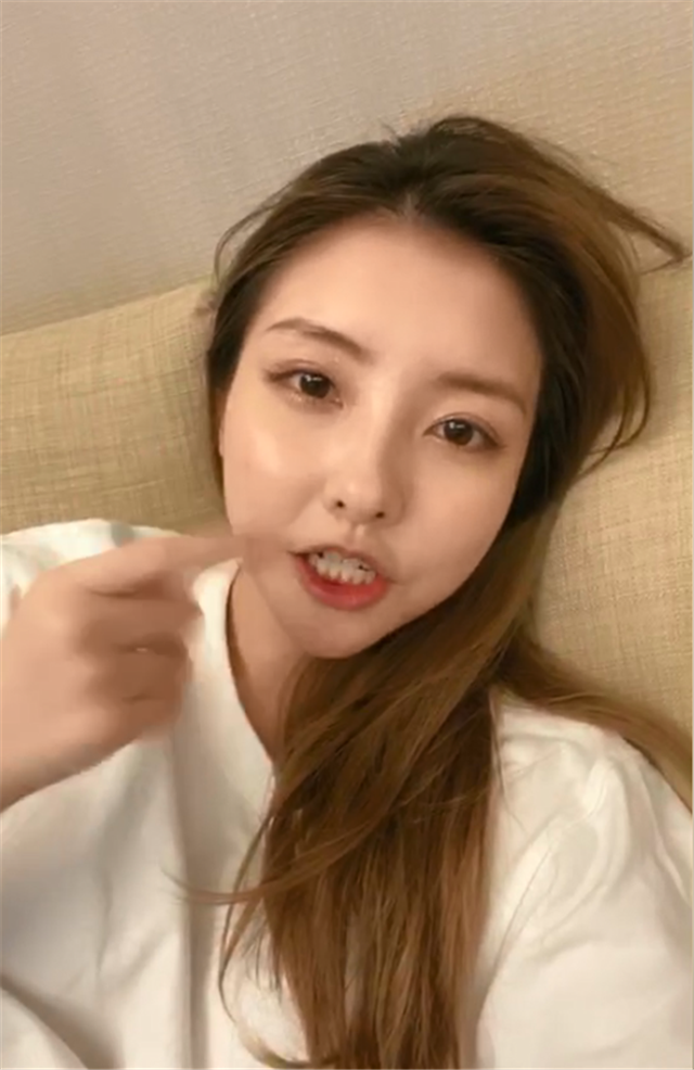 王思聪前女友豆得儿素颜直播,大谈整容经验,自曝经常打玻尿酸