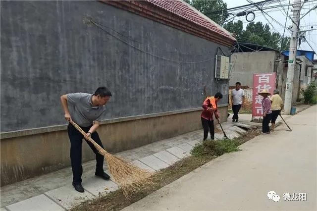 滕州市龙阳镇人大代表争当村庄清洁“战役”排头兵