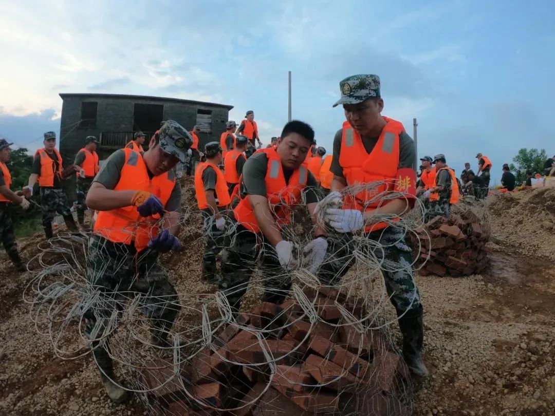 在暴雨中乘風破浪的逆行者!|抗洪_新浪新聞