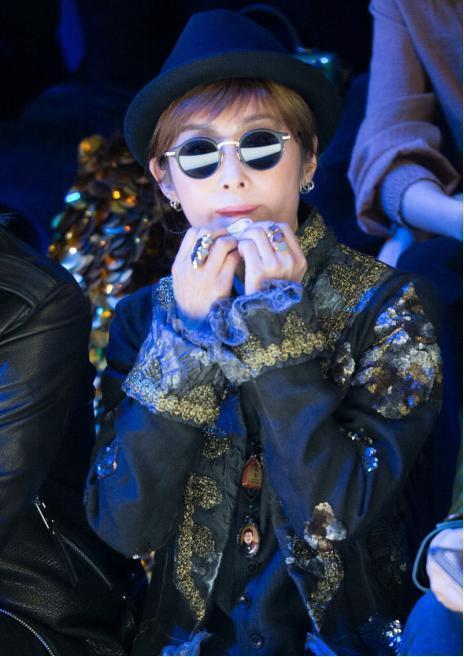 张敏真有52岁?穿牛仔外套配短发去看秀,一生未嫁依然美得惊艳