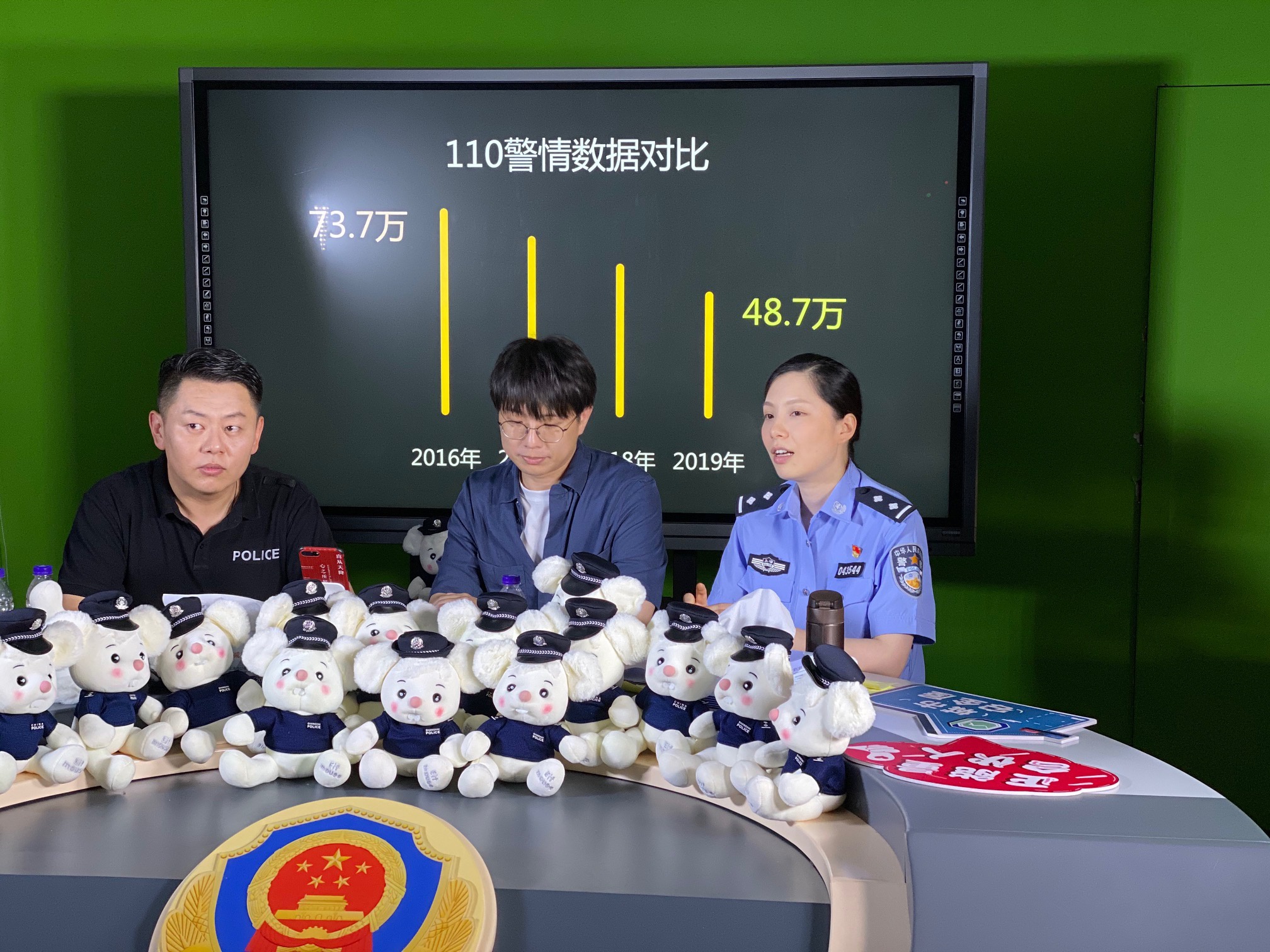 直播过程中，用一系列数据、图表、榜单、案例，解读辖区治安状况以及防范要点。澎湃新闻记者 俞凯 图