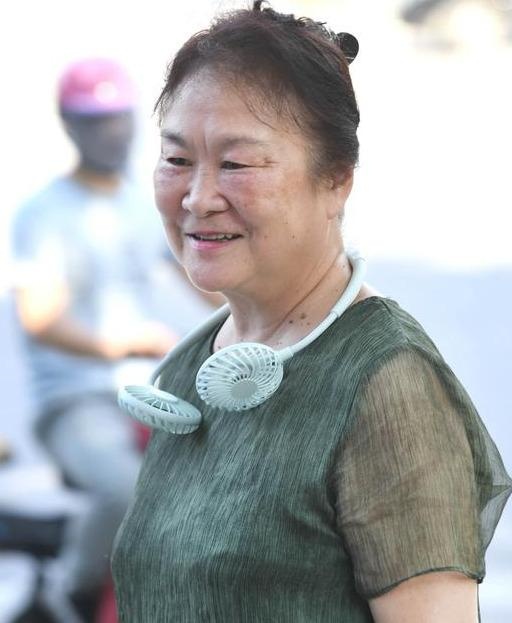 梅峰支路 时尚的乔阿姨挂脖小风扇    防暑百态