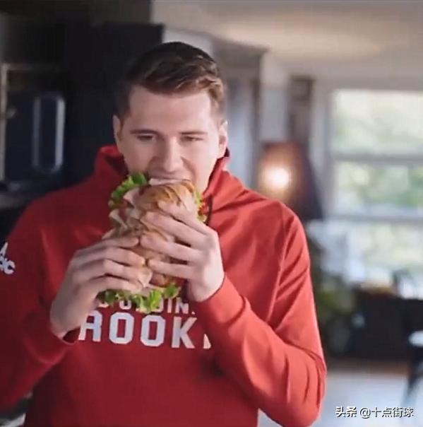 东契奇吃汉堡变油腻大叔不被质疑,为何周琦吃煎饼果子就被质疑?