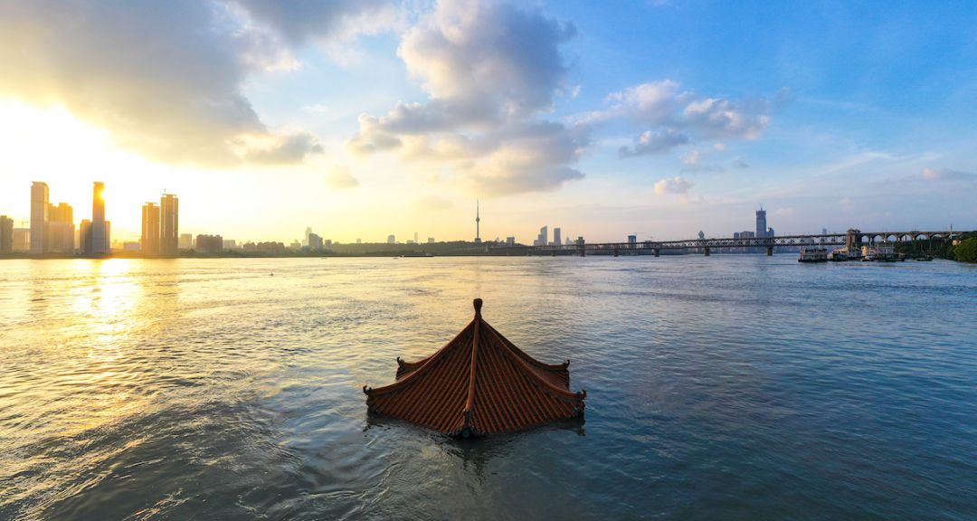 7月13日,武汉,洪峰过境,长江水位上涨,武昌黄花矶凉亭被淹.