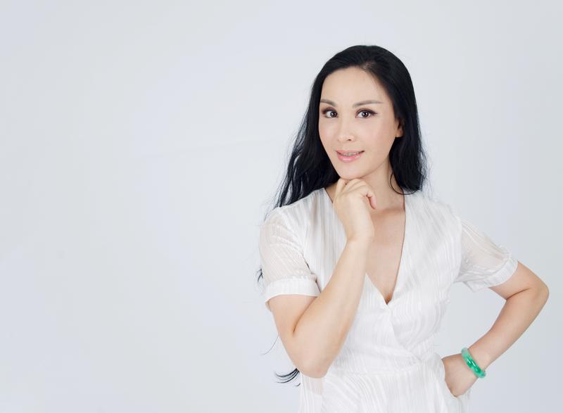 视频全能花旦吴非凡为粤剧打造新的鸳鸯剑