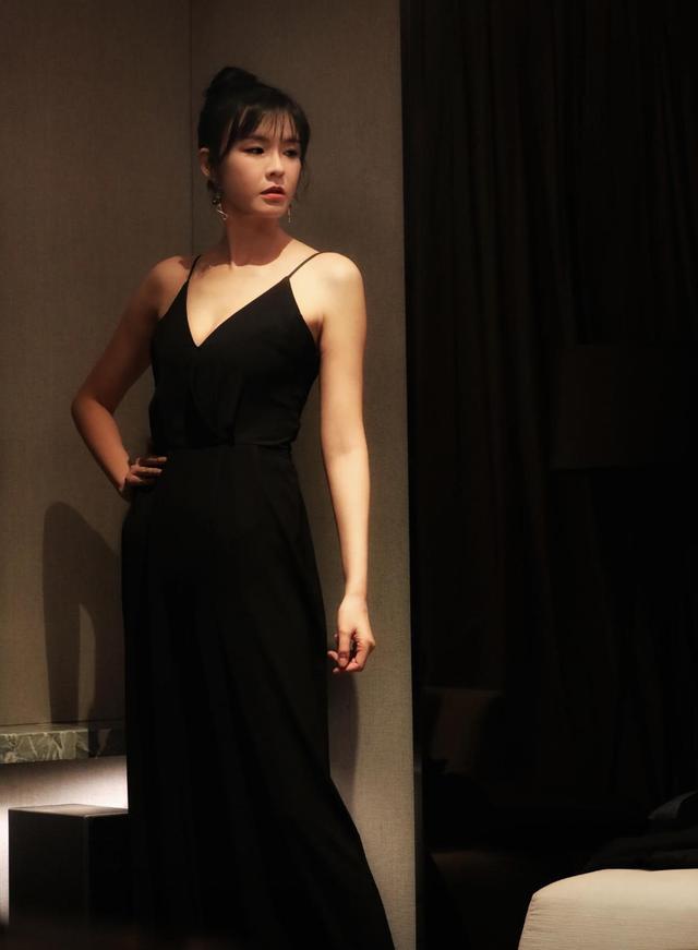 李艾很有"贵妇"气质范,穿白色连衣裙出席活动,优雅大气