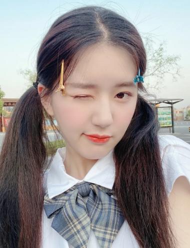 看了杨幂的双马尾和张含韵的丸子头才知发型这么弄更减龄