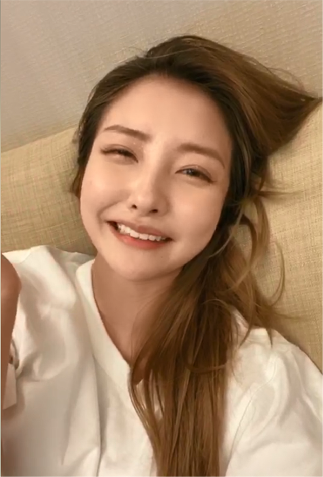 王思聪前女友豆得儿素颜直播,大谈整容经验,自曝经常打玻尿酸