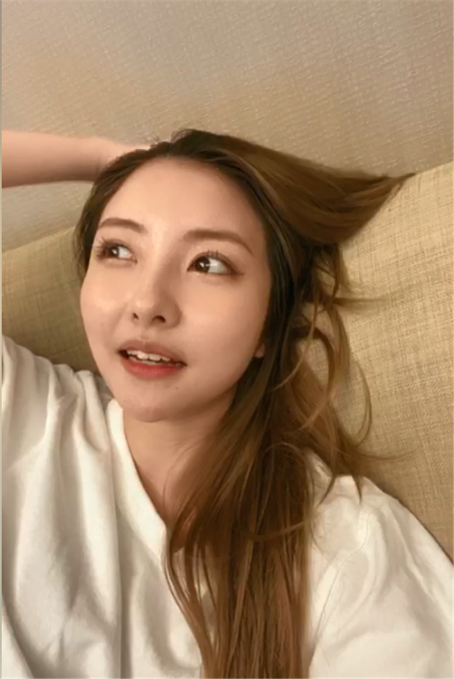 王思聪前女友豆得儿素颜直播,大谈整容经验,自曝经常打玻尿酸