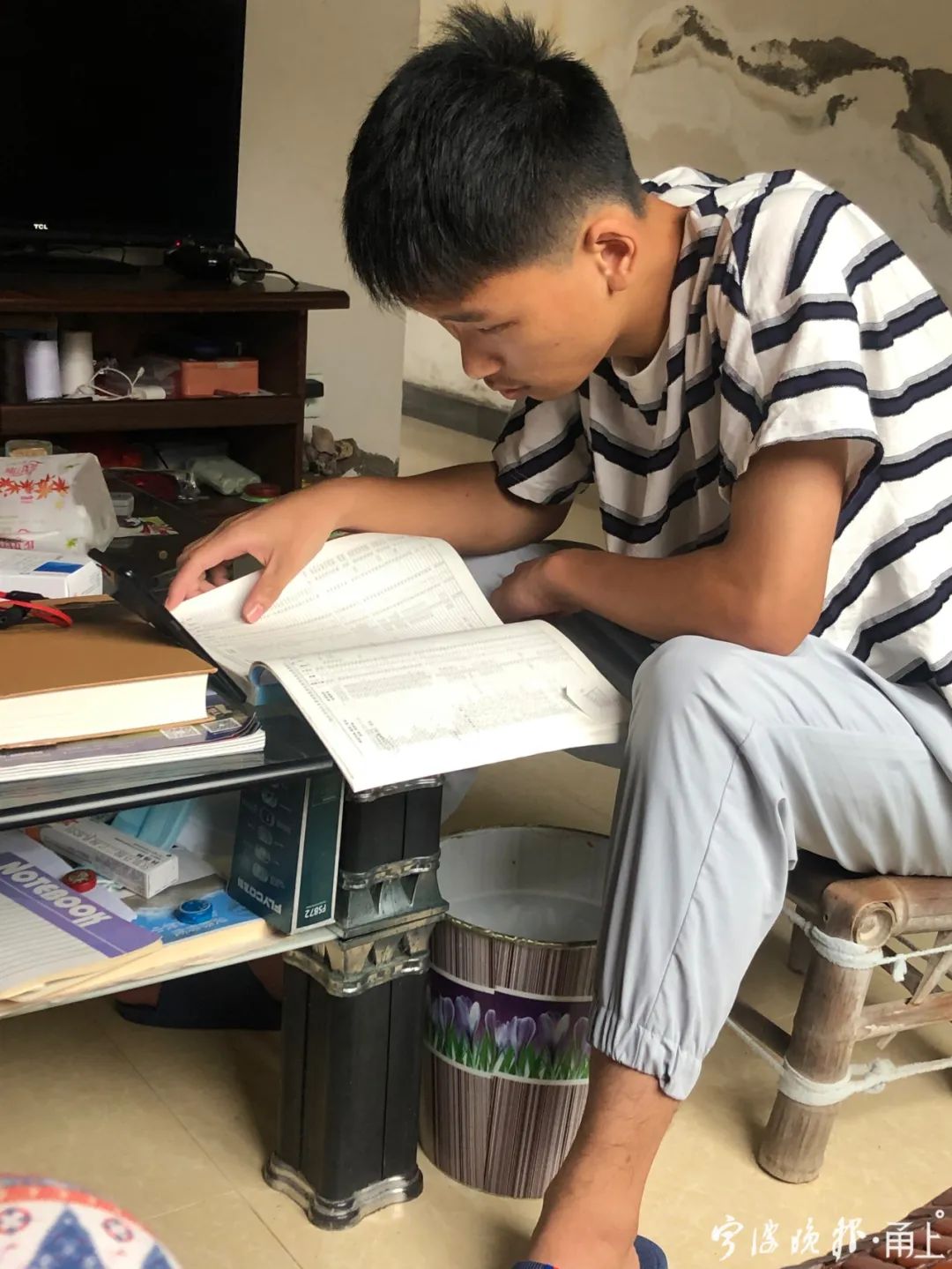 男子公交车上抽烟被制止两次欲打司机，18岁高考生出手阻拦休闲区蓝鸢梦想 - Www.slyday.coM