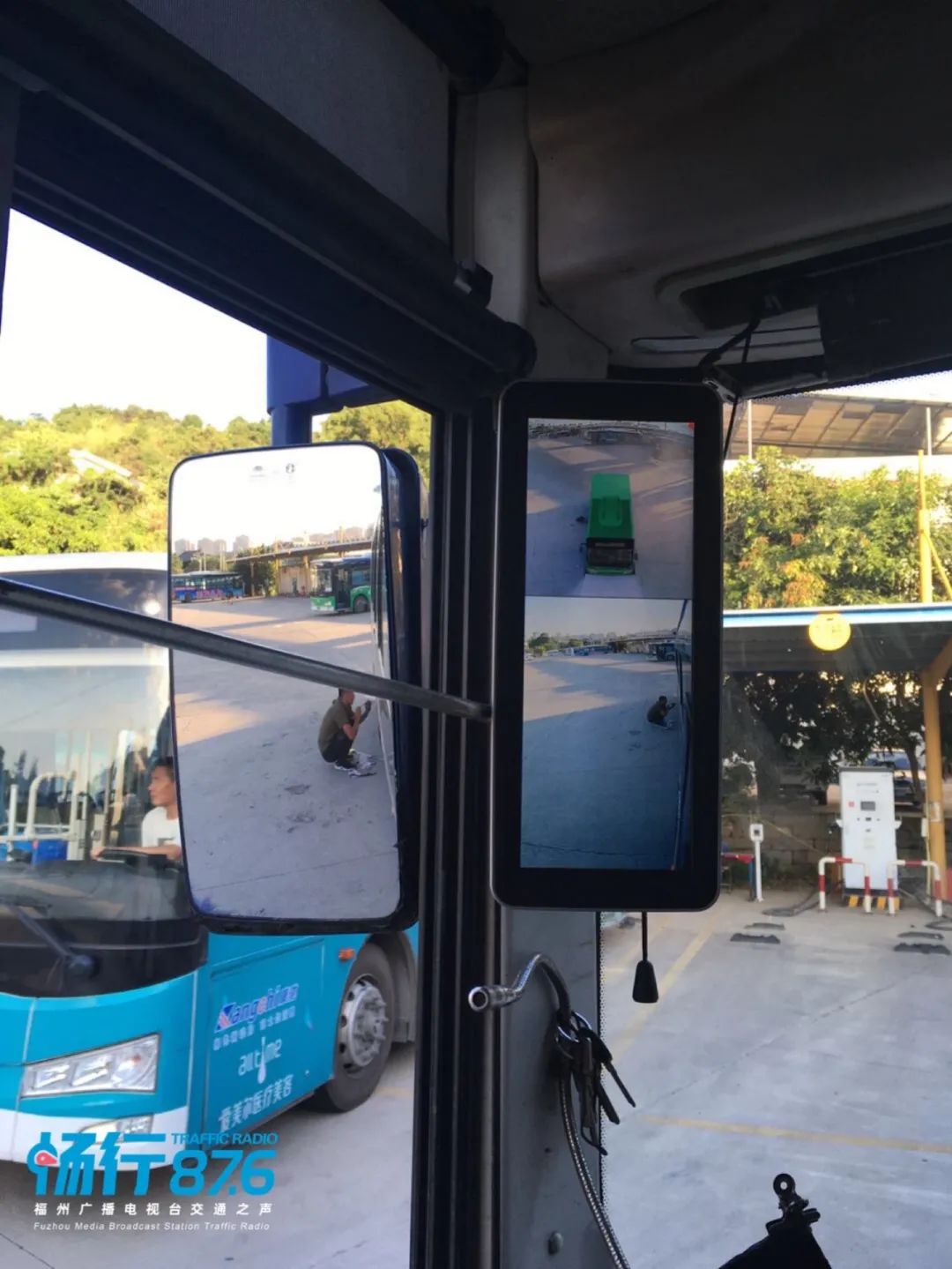 我市13路的部分公交车率先安装了电子后视镜设备,全力解决传统玻璃后