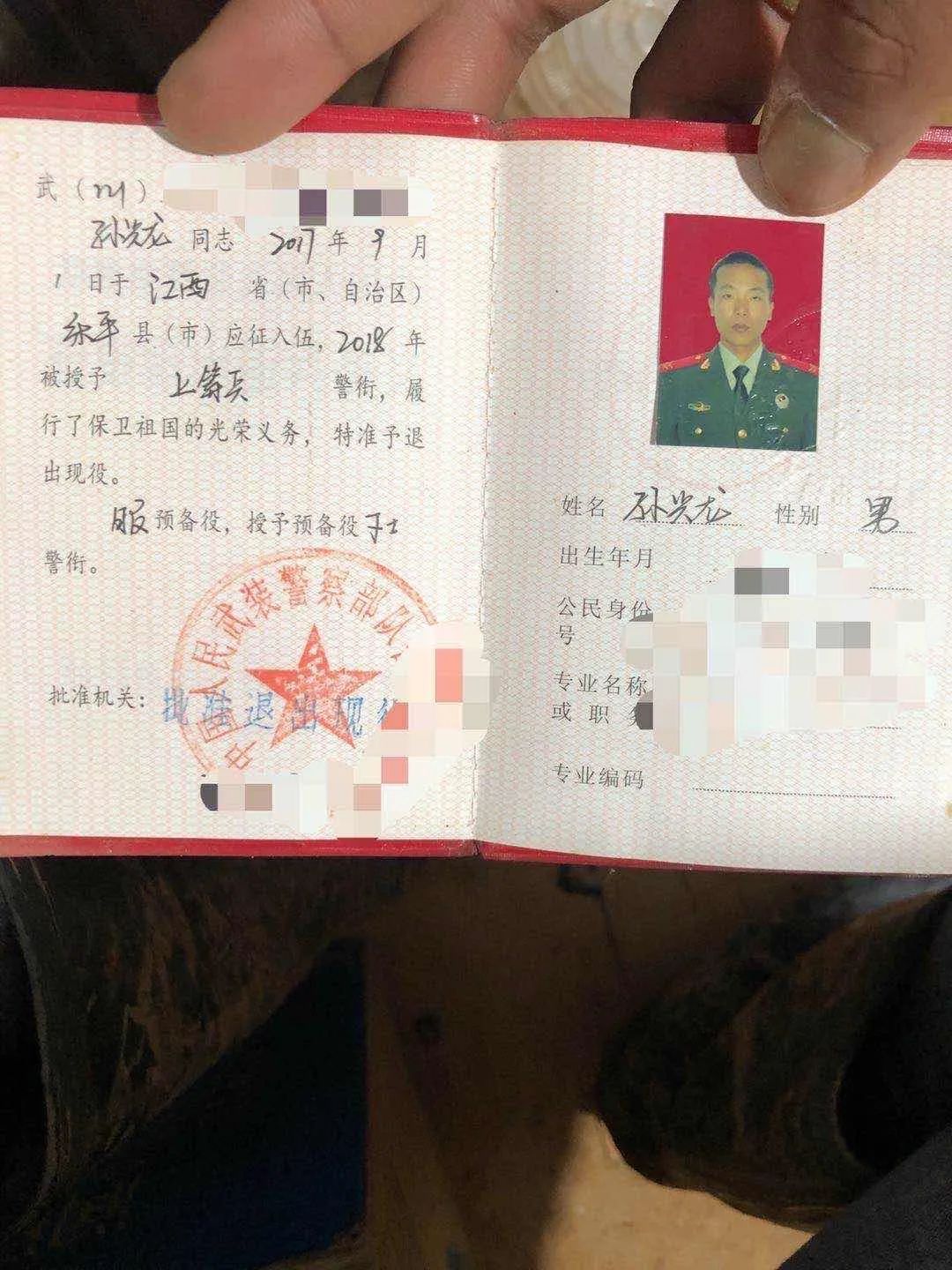 23岁快递小哥鄱阳抗洪看到汹涌洪水我来对了