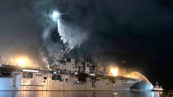 7月12日早晨，“好人理查德”号在圣地亚哥港内燃起大火，入夜了，还在熊熊燃烧（本文图片由作者收集自美国海军与社交媒体，下同）