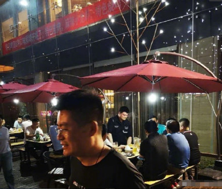 姚明被拍到吃大排档 网友调侃:怎么让姚主席站着吃呢?