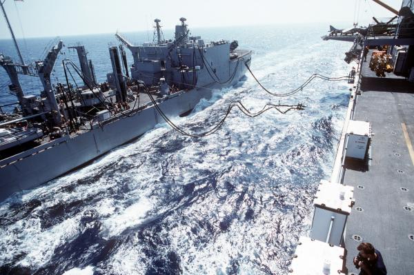 常规动力的两栖攻击舰长期高速运作的话，海上加油要求大大提高，这也是美国海军现有体系里没有考虑的