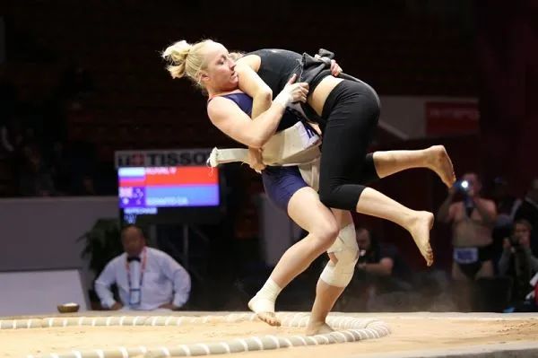 这样的女人谁打得过,分分钟把壮汉按在地上摩擦!