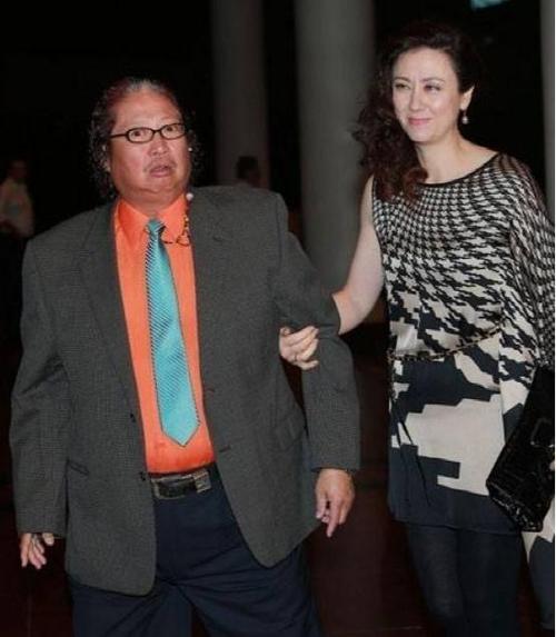 洪金宝带妻子出席活动55岁高丽虹穿米色裙打扮知性气质优雅