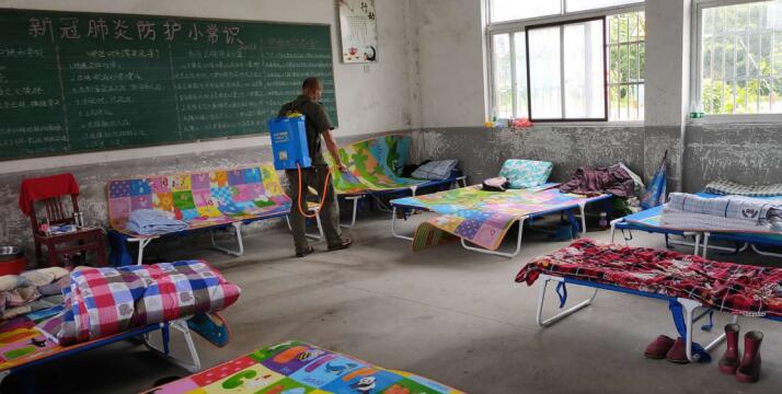 图为:桐城市双港镇枫树小学安置点开展消杀工作
