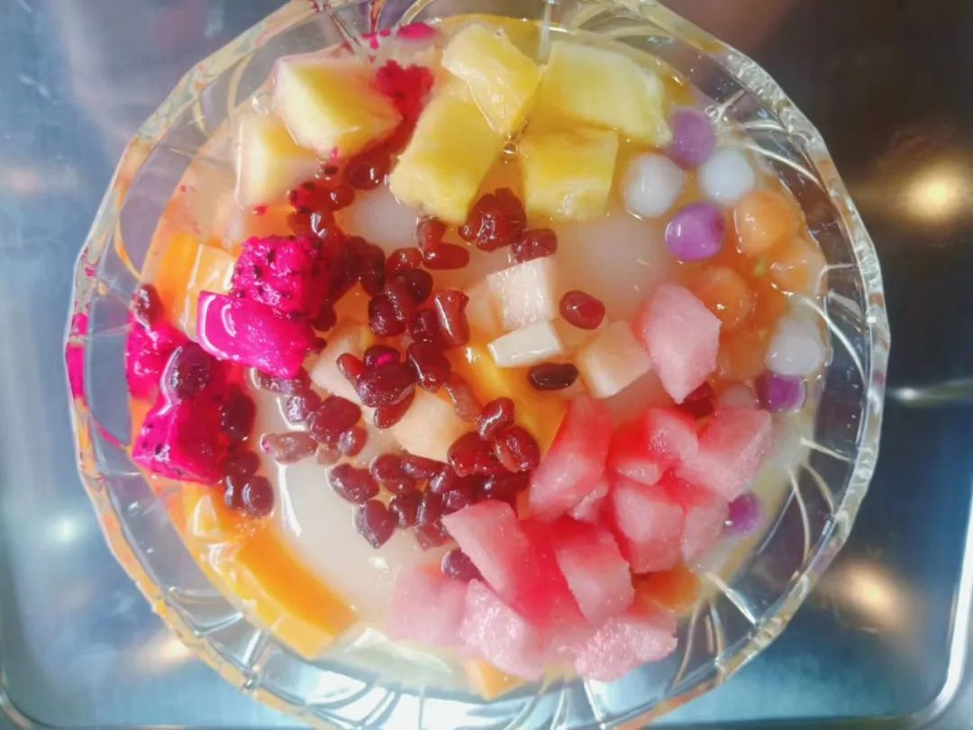 爱吃水果的小伙伴可以试试它家的水果凉糕新鲜的水果配上凉糕口味是