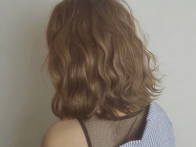 师的技术满点,美容经验满点你想要的任何发型都能hold住98元的烫发