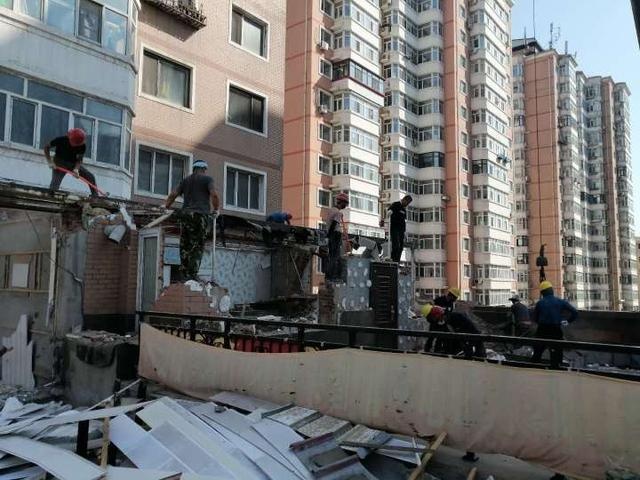 道外区麒麟华府小区8处私建被拆