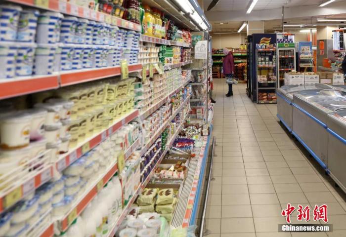 原料图:图为俄罗斯超市里物资裕如,人员稀奇。 中新社记者 王修君 摄