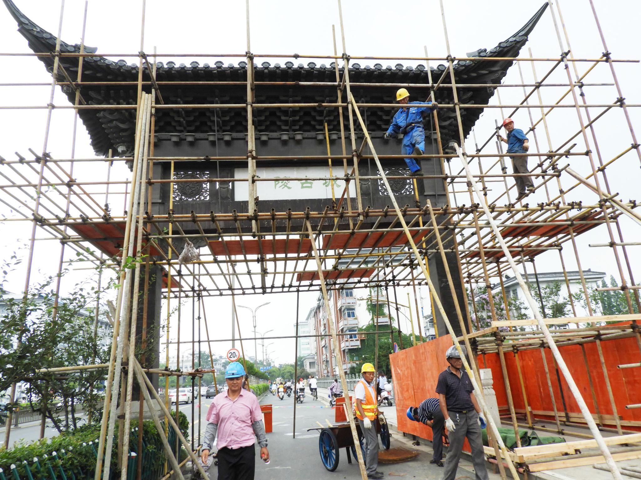 石塔寺西侧牌楼封闭修缮仁丰里牌楼特色鲜明昨天上午,施工人员进场