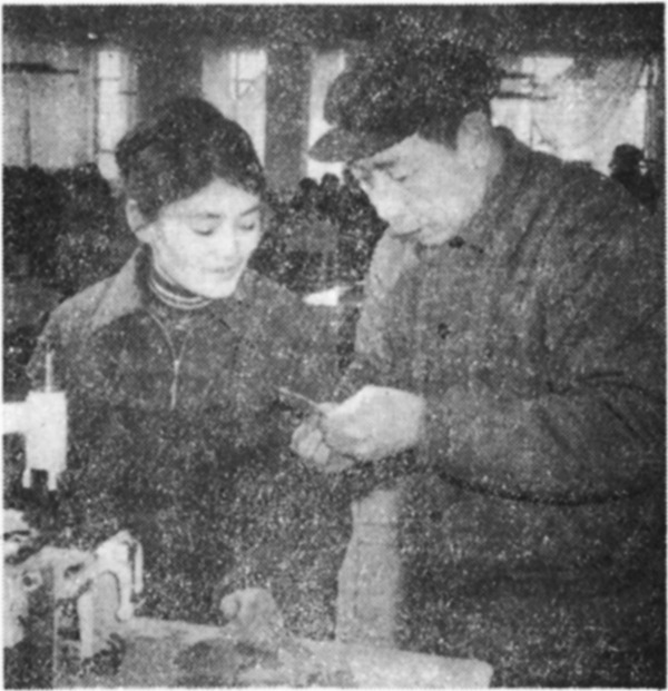 上世纪80年代,北京东单皮鞋厂派技术骨干到新疆帮助昌华皮鞋厂进行技术改造。图为东单皮鞋厂老工人在向维吾尔族女工传授制鞋技术。李广宽/摄