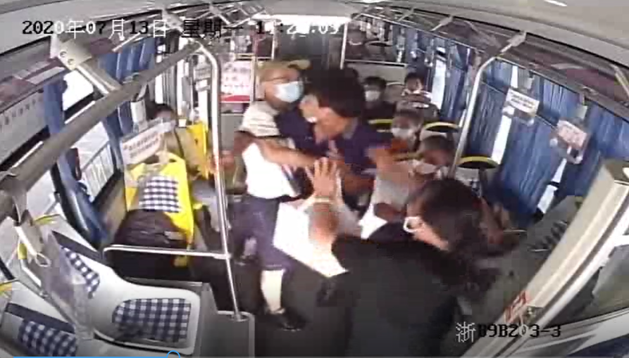 男子公交车上抽烟被制止两次欲打司机，18岁高考生出手阻拦休闲区蓝鸢梦想 - Www.slyday.coM