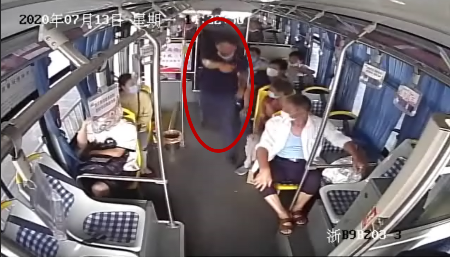 男子公交车上抽烟被制止两次欲打司机，18岁高考生出手阻拦休闲区蓝鸢梦想 - Www.slyday.coM