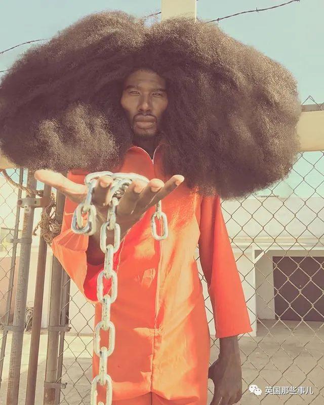 在拍艺术照的时候,就把头发做成名副其实的鸡窝形,黝黑的皮肤配上狂乱