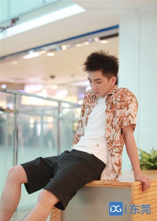 这一次来到了君尚百货,欢欢老师一边逛百货,一边改造了一位男士——应