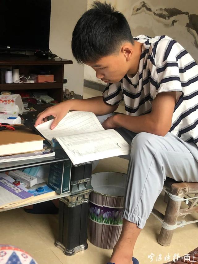 男子公交车上吸烟被劝阻，竟2次冲打司机！关键时刻，刚高考完的他站了出来……休闲区蓝鸢梦想 - Www.slyday.coM