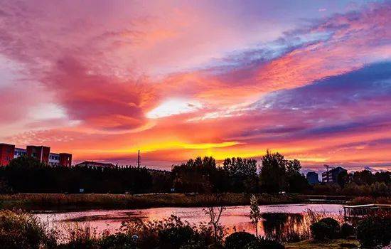 时光里的风云变幻,倦鸟开始归巢,远山如黛,暮色四合,赴一场绚丽多彩的