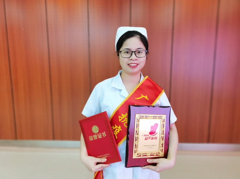 在2020年初抗击新冠肺炎疫情的战疫中,南宁市第一人民医院护士杨显婷